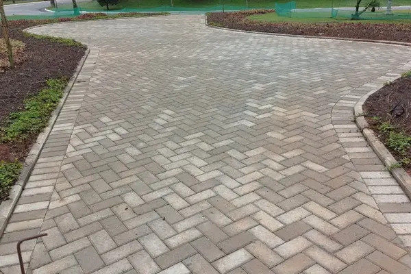 Entrada residencial com piso intertravado — 2026