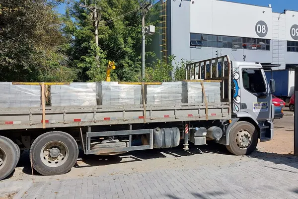 Caminhão com pisos no canteiro — 2026