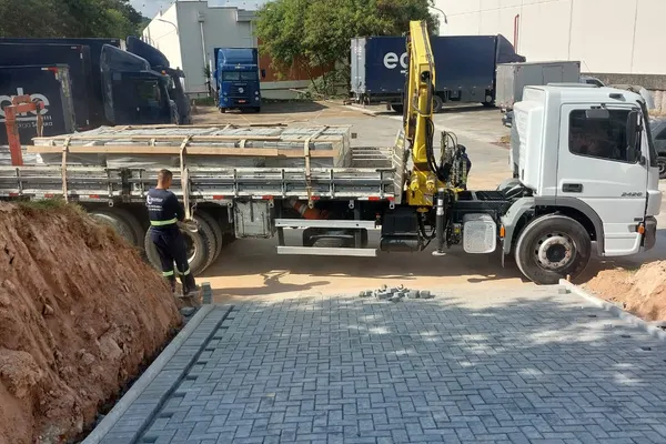 Assentamento de piso com apoio de guindaste — 2026