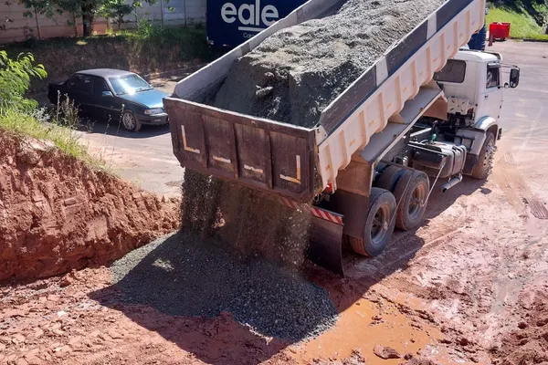Caminhão basculante descarregando B.G.S. — 2026