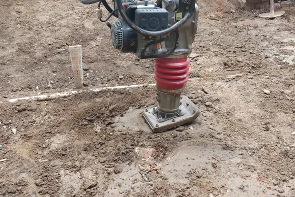 Compactador de solo em ação — 2026