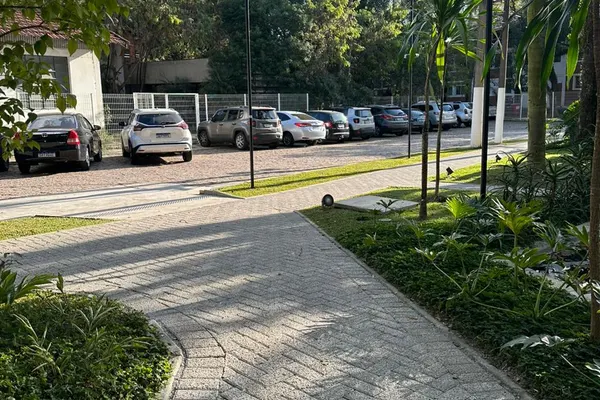Piso intertravado em estacionamento com jardim — 2026