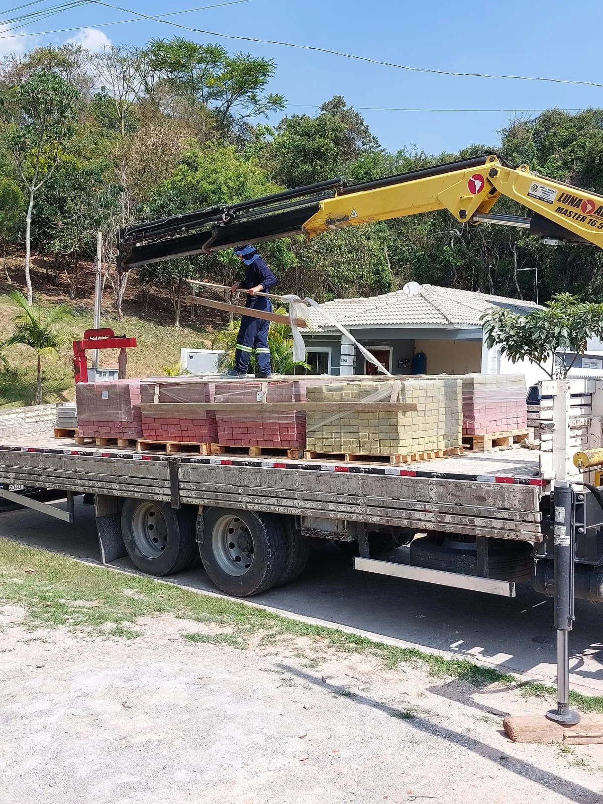 Bobcat movendo terra em obra