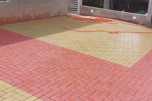 Piso intertravado colorido instalado — 2026