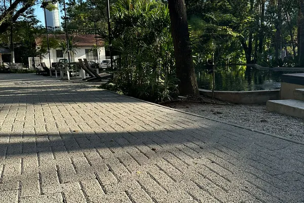 Piso intertravado em área de lazer — 2026