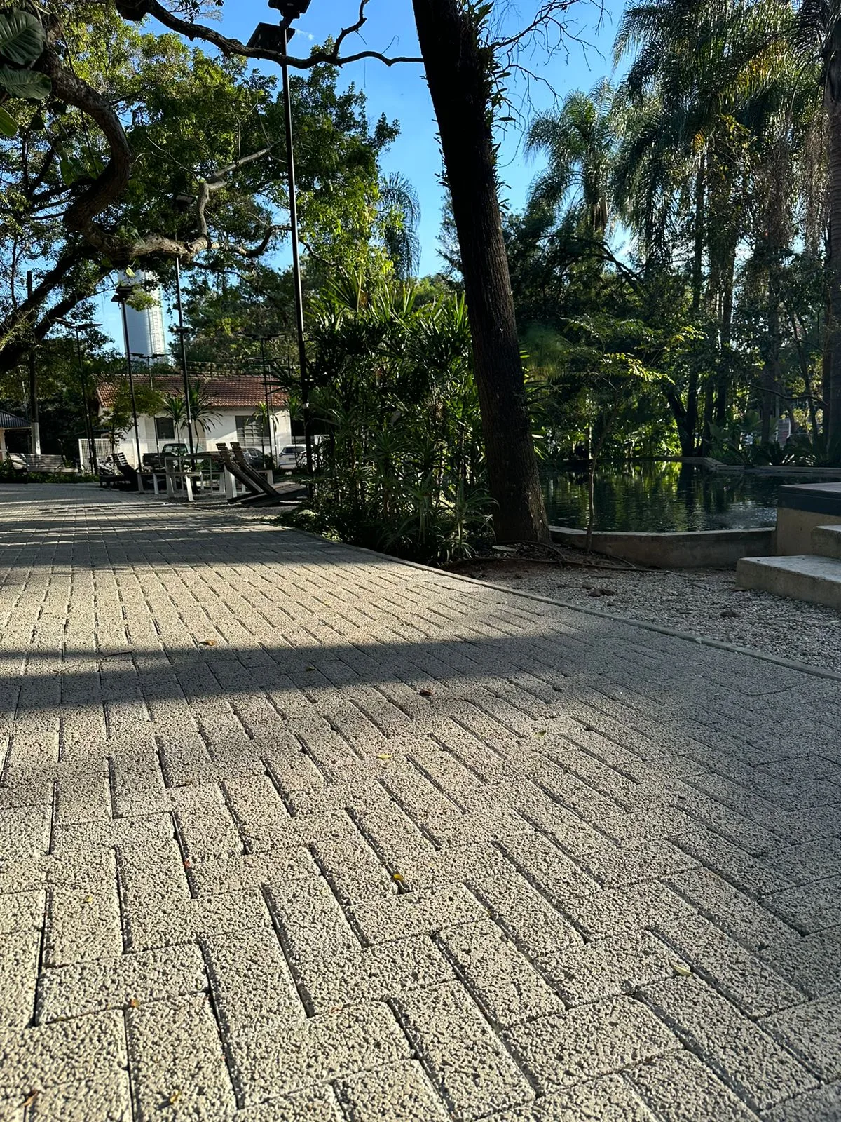 Equipe M&M Pisos realizando obra de intertravado