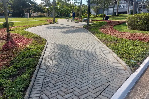 Alameda curva com piso intertravado — 2026