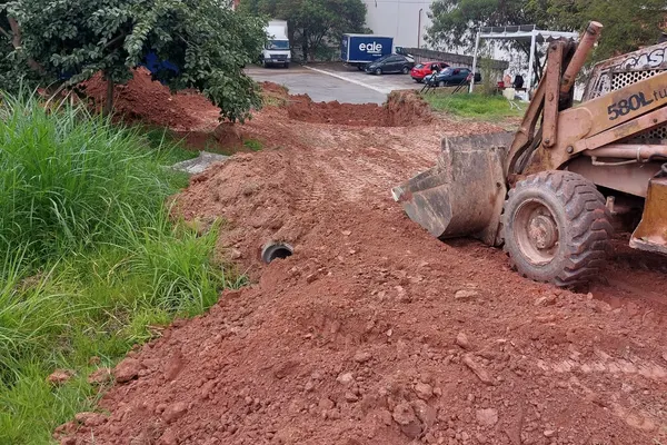 Escavadeira acertando terreno — 2026