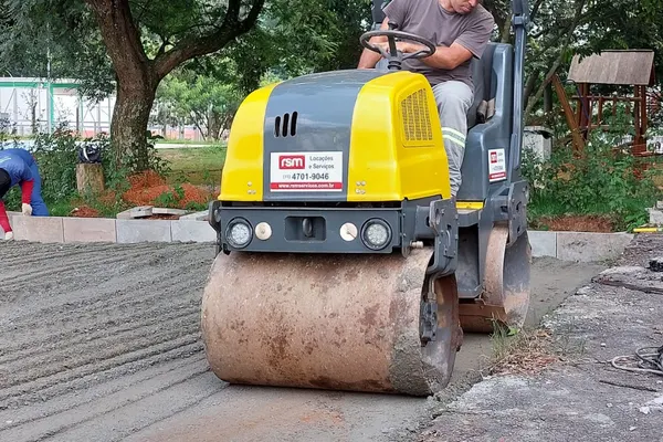 Rolo compactador RSM em obra — 2026