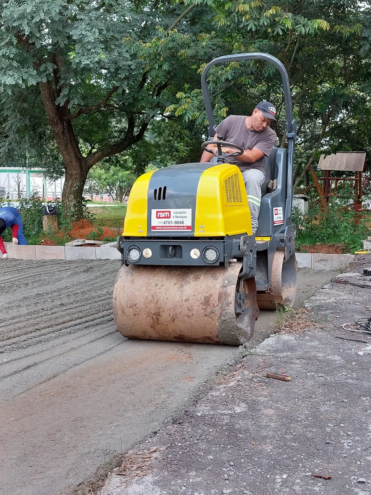 Rolo compactador em operação — M&M Pisos