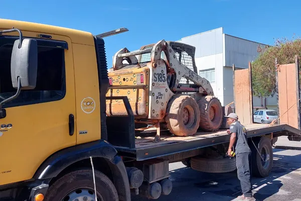 Transporte de bobcat para obra — 2026