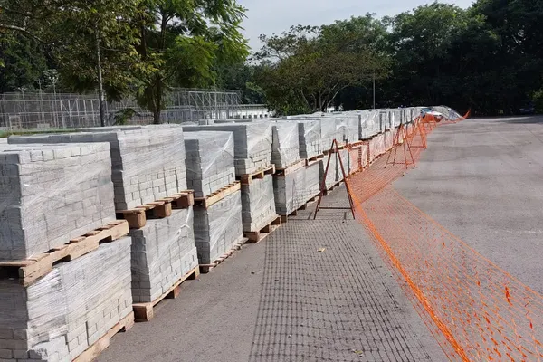 Pallets de pisos intertravados entregues — 2026
